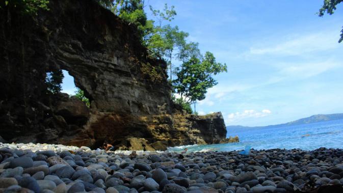 Pantai Batu Lubang belum sepopuler Pantai Natsepa maupun Pantai Liang ataupun Pantai Pintu Kota yang ada di Pulau Ambon, Maluku. Tapi, pesona keindahannya tak kalah jauh. (Liputan6.com/Abdul Karim)