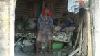 Sepasang lansia tinggal di gubuk kecil dengan kondisi yang menyedihkan.