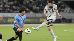 Berhadapan dengan Kawasaki Frontale, Les Parisien berhasil menang dengan skor 2-1. (AP/Eugene Hoshiko)