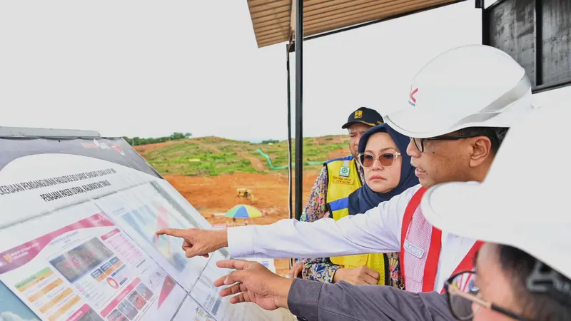 Menteri Perhubungan (Menhub) Budi Karya Sumadi mengecek kemajuan pembangunan Bandara Nusantara di Ibu Kota Nusantara (IKN), pada Rabu (24/1/2024). (Dok Kemenhub)