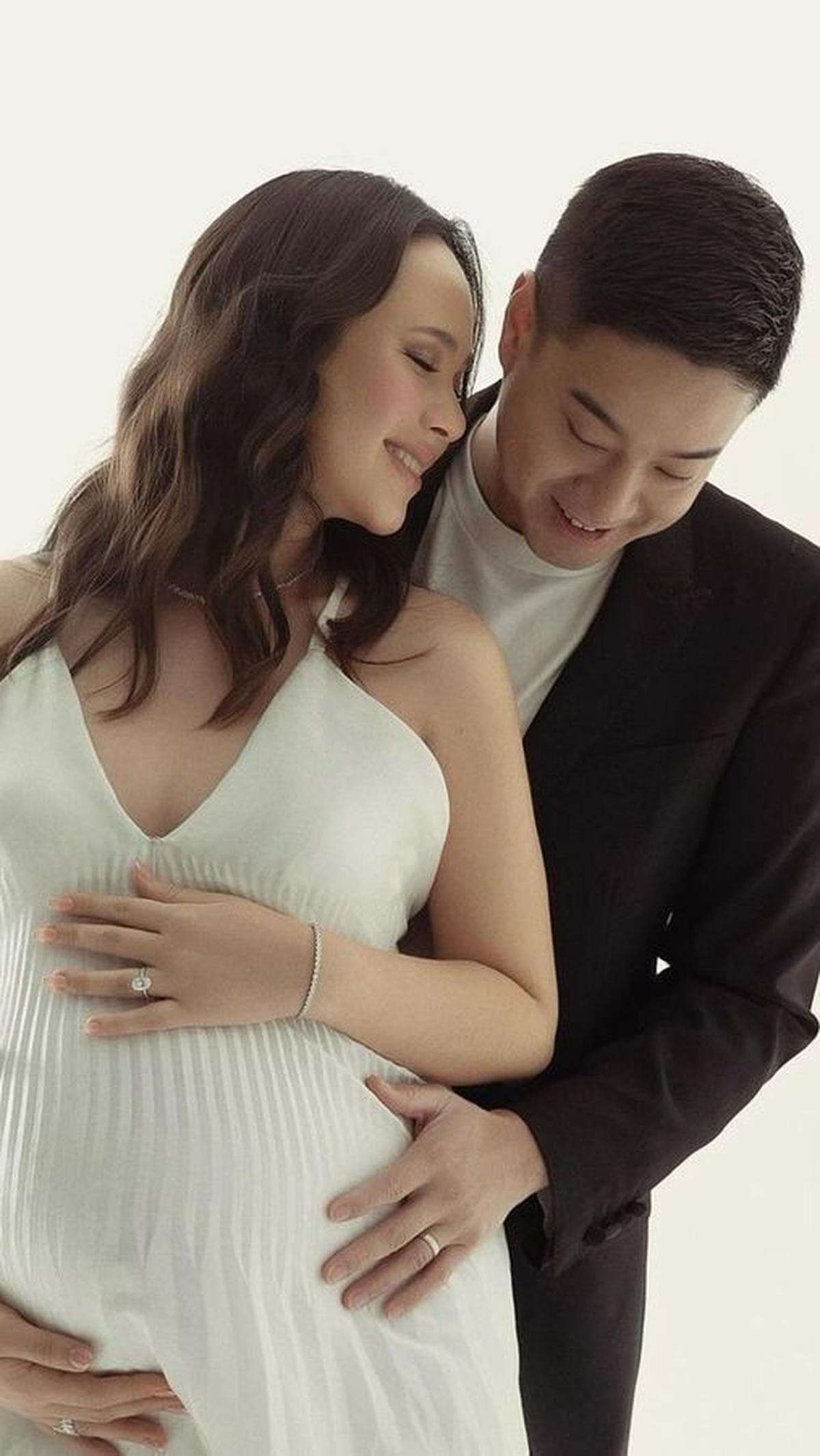 Pasangan ini menampilkan berbagai pose menawan, termasuk saat sang suami memeluk Pamela dari belakang yang disambut dengan senyuman manis sang istri. Sungguh, bukan hanya sekadar pasangan yang indah, tapi juga sangat mempesona, bukan?<br>