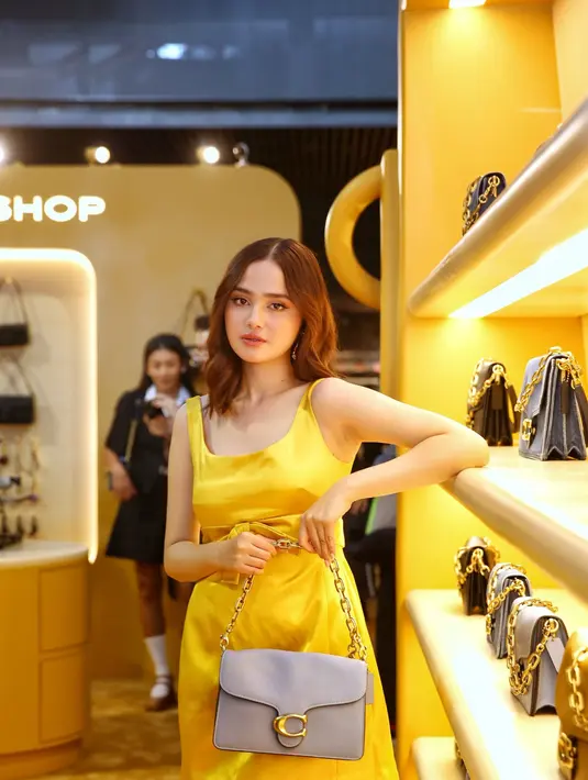 Mini dress berwarna kuning yang dikenakan Syifa menonjolkan siluet feminin dan memberikan sentuhan ceria yang khas musim semi.  [Dok/FIMELA/Adrian Utama P].