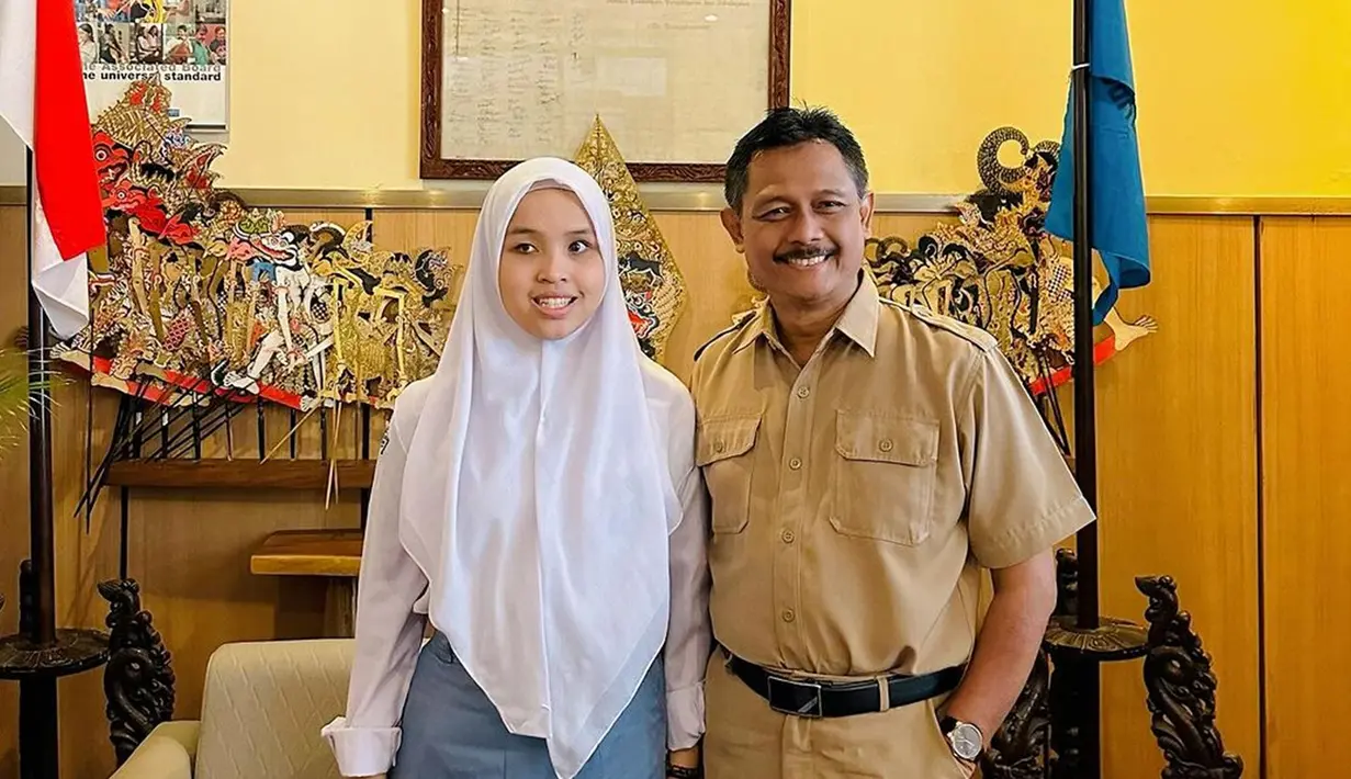 Lulus setelah mengenyam pendidikan SMK selama tiga tahun, Putri Ariani mendapatkan ucapan selamat dari para pengajar di SMM Yogyakarta. Tidak lupa, pelantun lagu ‘Loneliness’ ini mengucapkan terima kasih kepada para guru yang telah membimbingnya belajar. (Liputan6.com/IG/@arianinismaputri)