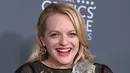Elisabeth Moss, pemenang penghargaan untuk aktris terbaik dalam serial drama untuk "The Handmaid's Tale", berpose selama Critics Choice Awards ke-23 di Barker Hangar di Santa Monica, California, AS (11/1). (AP/Chris Pizzello)