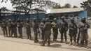 Tentara berjaga di Lembaga Pemasyarakatan Litoral setelah bentrokan mematikan di Guayaquil, Ekuador, Selasa, 25 Juli 2023. Ekuador telah mengumumkan keadaan darurat di seluruh sistem penjara di negara tersebut, menyusul serentetan kekerasan dan bentrokan mematikan antara kelompok-kelompok yang berseteru. (AP Photo/Cesar Munoz)