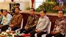 Presiden Joko widodo (ketiga kanan) didampingi Wakil Presiden, Jusuf Kalla (kedua kanan) bersiap memberikan pengarahan kepada kepala daerah se-Indonesia di Istana, Jakarta, Selasa (24/10). (Liputan6.com/Angga Yuniar)