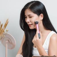 Makeup Auto Flawless Seharian, Ini Rekomendasi Bedak Tabur yang Tahan Lama