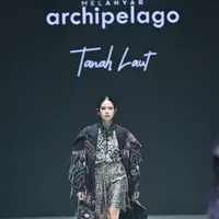 Ketiga aktris melenggang elegan di Runway Mel Ahyar Archipelago “Tanah Laut”. [Dok/Plaza Indonesia].