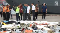 Dirut Lion Air Group Edward Sirait (tengah) bersama Rusdi Kirana saat melihat serpihan pesawat Lion Air JT 610 di Pelabuhan JICT 2, Jakarta, Selasa (30/10). Sejumlah barang ditemukan petugas dalam operasi pencarian. (Liputan6.com/Helmi Fithriansyah)