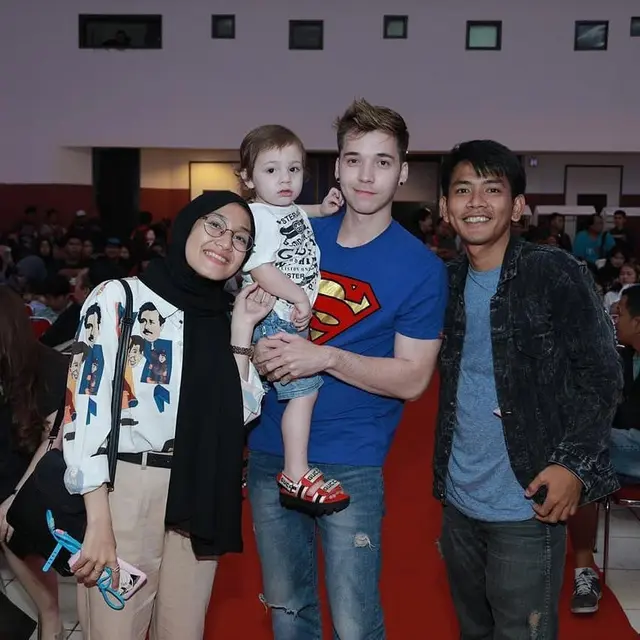 6 Potret Kedekatan Angga Putra dan Anak Stefan William, Penuh Kehangatan