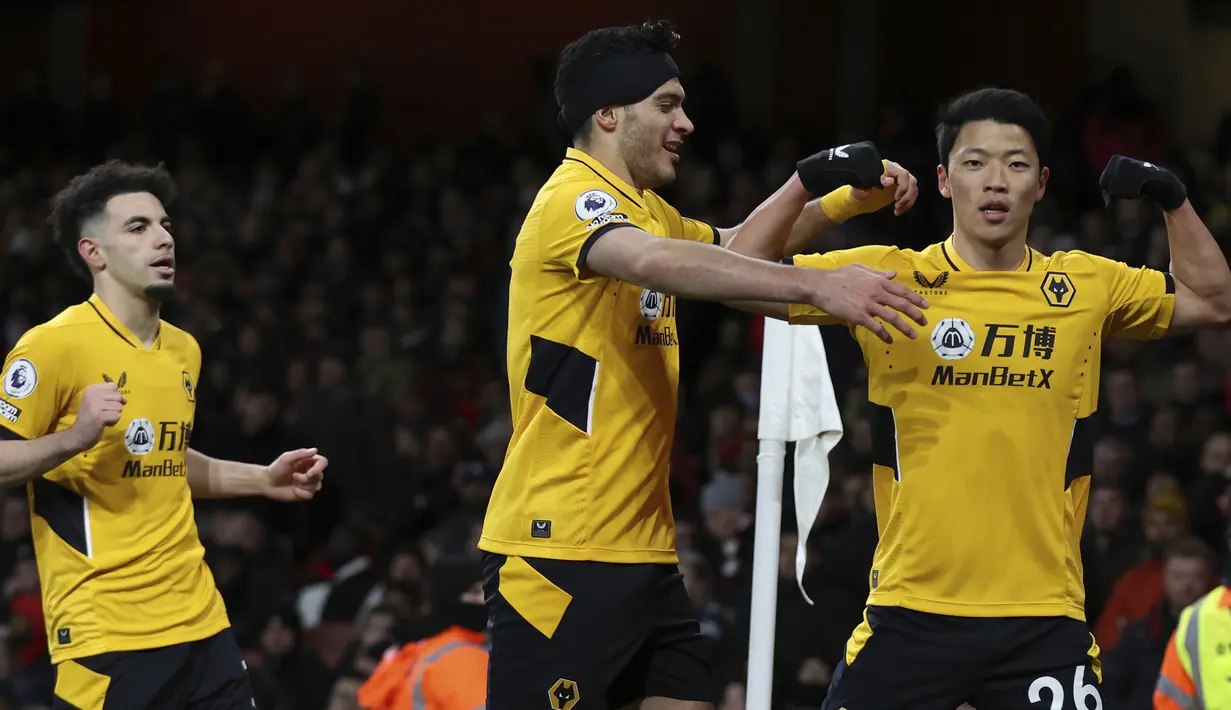 Wolverhampton benar-benar unggul 1-0 pada menit ke-10. Gol dicetak Hwang Hee-Chan lewat aksinya memotong backpass Gabriel Magalhaes untuk kemudian menaklukkan kiper Aaron Ramsdale lewat sepakan dari pinggir lapangan. (AP/Ian Walton)