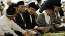 Ketua KPU Pusat, Husni Kamil Manik (tengah) hadir ditengah-tengah ribuan muslim yang melaksanakan salat Idul Adha 1436 H di Masjid Istiqlal Jakarta, Kamis (24/9/2015). Salat Id dipimpin Imam Hasanudin. (Liputan6.com/Helmi Fithriansyah)