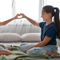 Orangtua berperan besar dalam membentuk kemampuan anak mengenali, memahami, dan mengelola emosinya sejak usia dini. (foto/dok: freepik)