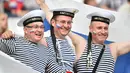 Pendukung Rusia menggunakan baju angkatan laut saat menyaksikan laga Grup B Piala Eropa 2016 antara Inggris melawan Rusia di Stade Velodrome, Marseille, Paris, Sabtu (11/6/2016). (AFP/Bertrand Langlois)