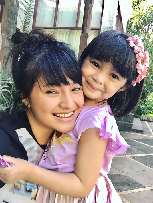 Nah coba lihat, Marshanda dan Sienna mirip banget seperti kakak adik. Selain wajahnya, gaya Marshanda yang masih seperti ABG ini membuat banyak pihak mengatakan bahwa mereka adalah kakak beradik. (Instagram/marshanda99)