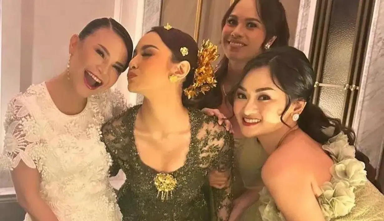 Rossa juga turut berbahagia di lamaran Rizky dan Mahalini mengenakan midi dress brokat warna putih. [Foto: IG/itsrossa_910].