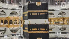 Petugas saat mengganti kain penutup Ka'bah (Kiswah) dengan yang baru di Masjidil Haram, kota suci Makkah, Arab Saudi (18/7/2023). (FOTO:MCH PPIH ARAB SAUDI 2023)