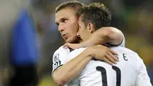 Striker Jerman Miroslav Klose (kanan) merayakan golnya ke gawang Australia dengan rekannya Lukas Podolski di babak penyisihan Grup D di Moses Mabhida Stadium, Durban, 13 Juni 2010. Jerman unggul 4-0. AFP PHOTO / JAVIER SORIANO 