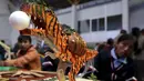 Sebuah robot berbentuk Dinosaurus yang dibuat oleh para siswa pada olimpiade sains di La Paz, Bolivia,  Senin (10/8/2015). Acara ini didukung oleh kementrian pendidikan Bolivia.  (REUTERS/David Mercado)