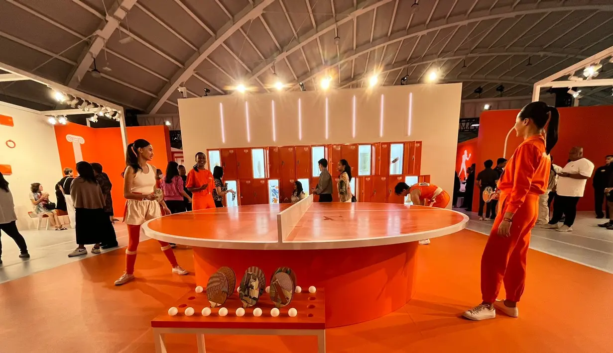 Semua orang pasti menyukai permainan pingpong yang energik bukan? Nah di sini tersedia meja pingpong berwarna orange lengkap dengan bet bermotif atraktif khas produk silk keluaran Hermes. Di sini kita dapat melakukan pertandingan persahabatan sebelum atau sesudah kelas olahraga lainnya.  [Foto: Fimela.com]