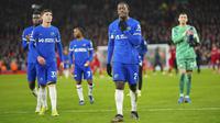 Pemain Chelsea tampak kecewa setelah ditaklukkan Liverpool dalam laga Premier League 2023/2024 pekan 22 yang di Stadion Anfield, Kamis (1/2/2024). Berkat hasil ini, Liverpool pun semakin kokoh di puncak klasemen dengan perolehan poin 51. Sementara itu, Chelsea harus puas tertahan di peringkat 10 dengan poin 31. (AP Photo/Jon Super)