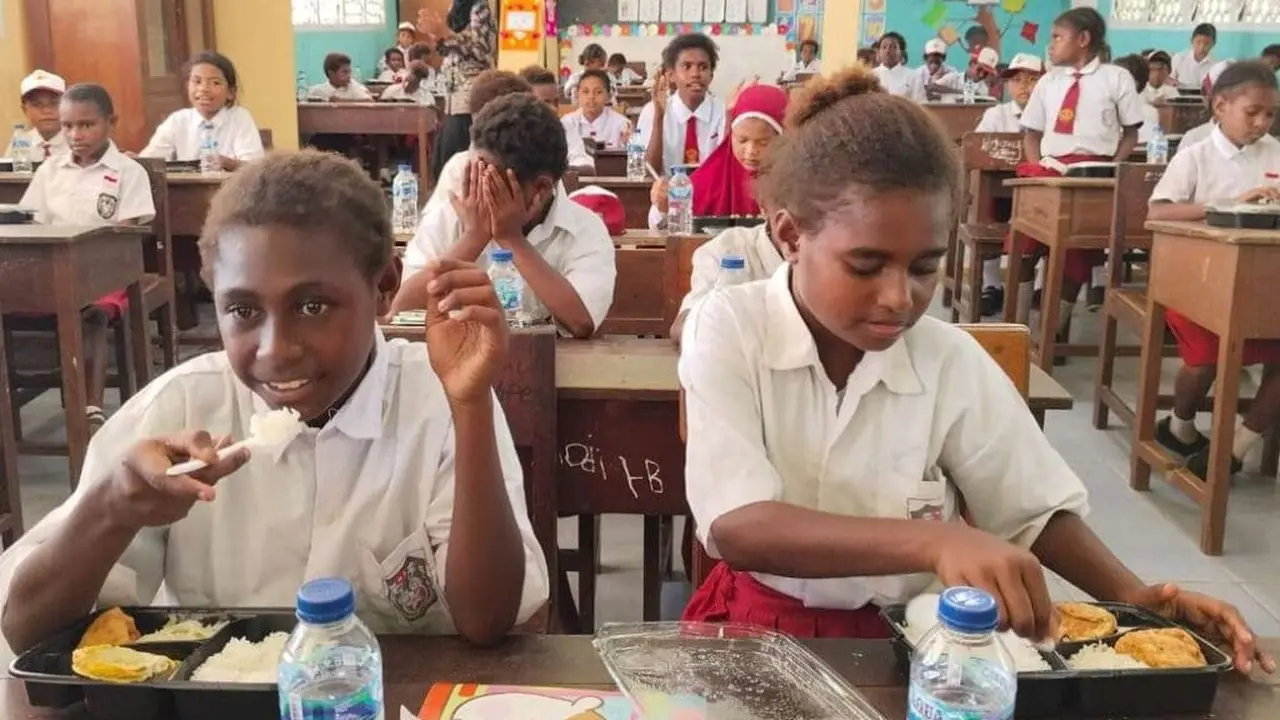 Kegiatan Makan Bergizi Gratis di salah satu sekolah di Kabupaten Sorong. (Istimewa)