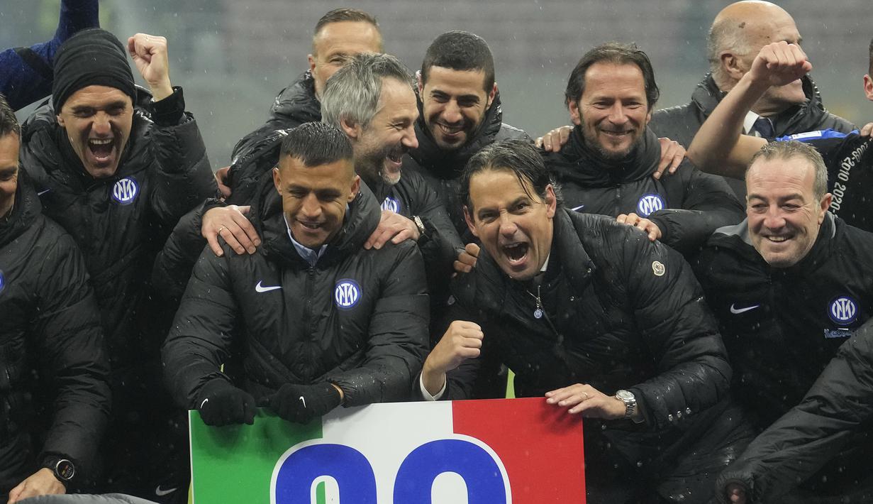 Gelar keenam sekaligus terbaru yang diraih Simone Inzaghi bersama Inter Milan yang melengkapi raihan seluruh tiga trofi domestik di kasta tertinggi sepak bola Italia adalah trofi juara Serie A Liga Italia musim 2023/2024. Kepastian itu didapat usai mengalahkan AC Milan 2-1 pada laga pekan ke-33 Serie A, Senin (22/4/2024). (AP Photo/Luca Bruno)