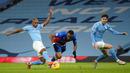 Striker Crystal Palace, Jordan Ayew (tengah) ditekel gelandang Manchester City, Fernandinho dalam laga lanjutan Liga Inggris 2020/21 di Etihad Stadium, Minggu (17/1/2021). Crystal Palace kalah 0-4 dari Manchester City. (AFP/Dave Thompson/Pool)