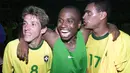 Legenda Timnas Brasil Juninho Paulista, Edilson dan Denilson (ki-ka) merayakan kemenangan di Sao Luis, Brasil. Edilson, salah satu dari 11 orang yang didakwa dengan kasus penipuan, pemalsuan dokumen publik, korupsi dan pencucian uang. (AFP/ANTONIO SCORZA)