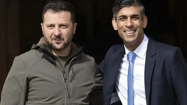 Presiden Ukraina Volodymyr Zelensky mengunjungi PM Rishi Sunak di Chequers, tempat peristirahatan resmi pemimpin Inggris, pada Senin (15/5/2023), untuk meminta lebih banyak bantuan militer. (Dok. Carl Court/Pool via AP)