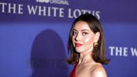 Aubrey Plaza berpose saat menghadiri Premiere Musim 2 Los Angeles Seri Asli HBO "The White Lotus" di Goya Studios di Los Angeles, California pada 20 Oktober 2022. Plaza memakai lipstik berwarna merah seperti gaun yang dikenakan. (Amy Sussman/Getty Images/AFP)