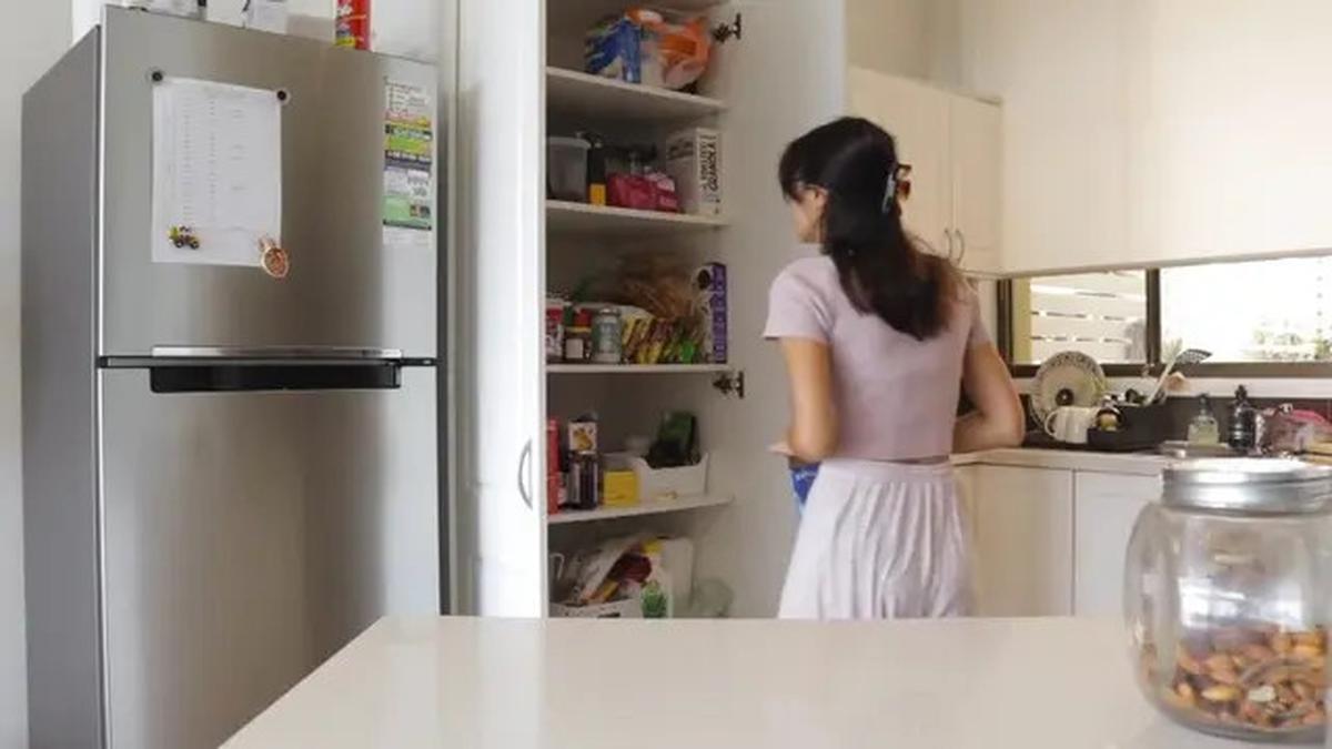 Potret Dapur Serba Putih Amanda Rawles, Minimalis dan Modern dengan View Pantai