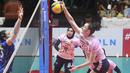 Pemain Gresik Petrokimia Pupuk Indonesia, Bogdana Anisova (kiri) melepaskan spike yang berusaha diblok pemain Jakarta Pertamina Fastron, Yolla Yuliana pada laga Final Four Proliga 2023 di GOR Tri Dharma, Gresik, Jawa Timur, Jumat (24/2/2023). Gresik Petrokimia Pupuk Indonesia menang 3-1 (23-25, 25-14, 25-19 dan 25-19). (Dok. Proliga 2023)