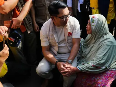 Calon gubernur DKI Jakarta nomor urut 1 Ridwan Kamil (kir) berbincang dengan salah satu warga di kawasan Pancoran, Jakarta Selatan, Kamis (26/9/2024). (Liputan6.com/Herman Zakharia)