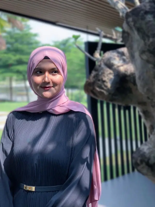 Ravelia Irawan beradu akting dengan Rizky Billar di webseries berjudul Nikah Muda (https://www.instagram.com/p/CCqgQvzlhLY/)