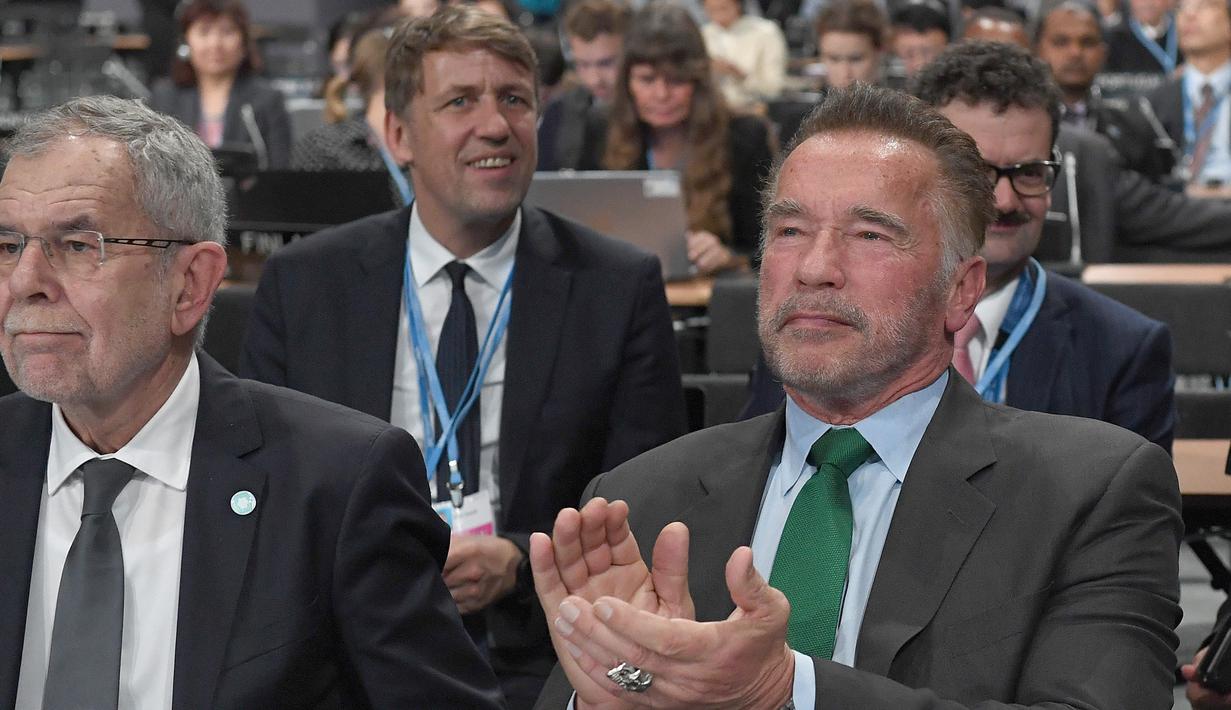 Aktor Arnold Schwarzenegger bertepuk tangan saat menghadiri Konferensi Perubahan Iklim PBB COP24 di Katowice, Polandia (3/12). (AFP Photo/Janek Skarzynski)