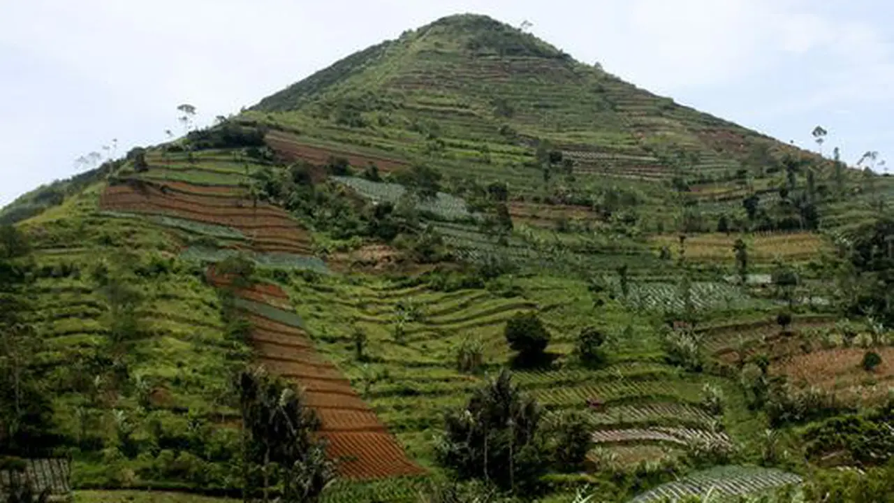 Benarkah Gunung Padang Piramida Tersembunyi?