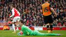 Kiper Hull City, Eldin Jakupovic, berulang kali menggagalkan peluang pemain Arsenal dalam putaran kelima Piala FA Inggris di Stadion Emirates, London, Inggris, Sabtu (20/2/2016). (Action Images via Reuters/John Sibley)