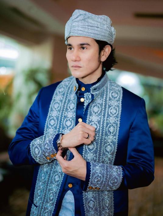 Beberepa waktu lalu Vino G Bastian dan istrinya, Marsha Timothy menjalani presskon dalam film terbarunya tersebut. Tampil dengan busana kha Minang, penampilan Vino ini terlihat luwes. Berperan dalam film biopik, kualitas Vino sudah terbukti saat berperan sebagai Chrisye yang sukses besar. (Liputan6.com/IG/@vinogbastian__)