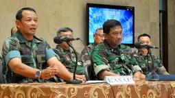 KSAU Agus Supriatna (kiri) di Markas besar TNI Cilangkap Jakarta Kamis (16/4/2015) menjelaskan, kemungkinan adalah masalah di bagian hidrolik pesawat sehingga menyebabkan kerusakan pada mesin pesawat. (Liputan6.com/Yoppy Renato)