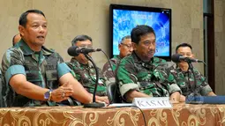KSAU Agus Supriatna (kiri) di Markas besar TNI Cilangkap Jakarta Kamis (16/4/2015) menjelaskan, kemungkinan adalah masalah di bagian hidrolik pesawat sehingga menyebabkan kerusakan pada mesin pesawat. (Liputan6.com/Yoppy Renato)