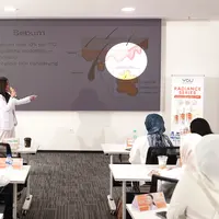 Solusi kulit tropis tidak berhenti pada produk yang tepat, tetapi juga pada edukasi yang akurat. Menyadari hal ini, Y.O.U meningkatkan kompetensi Beauty Advisor melalui pelatihan intensif bersama dokter spesialis kulit dari Siloam Hospitals Lippo Village. [dok/Hebe Beauty].