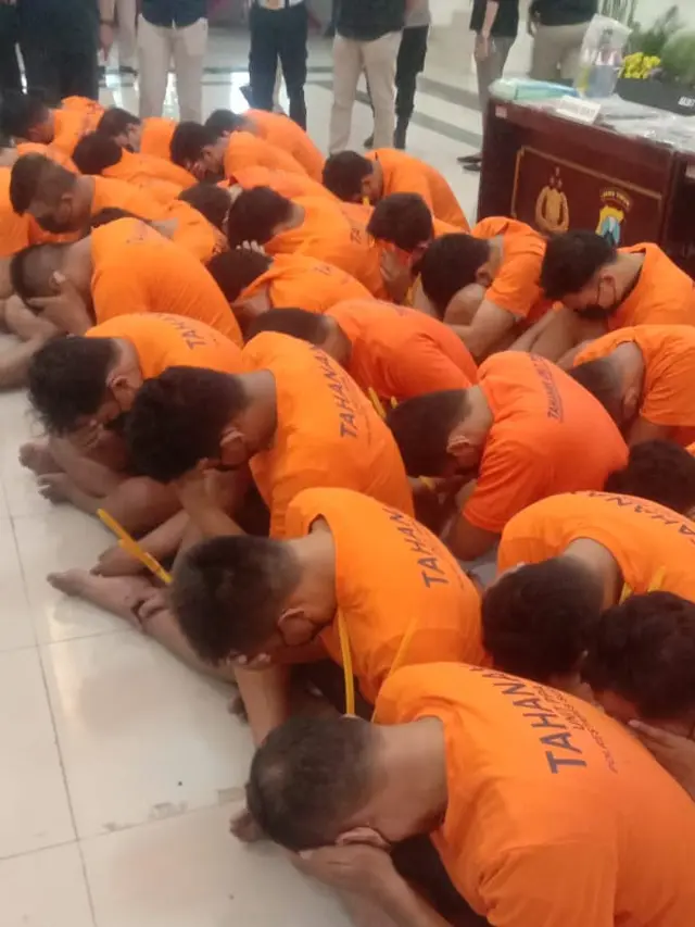 34 tersangka pesta gay di Surabaya