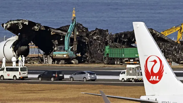 Pembersihan Puing Pesawat Japan Airlines