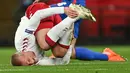 Penyerang Denmark, Kasper Dolberg kesakitan setelah dijegal bek Inggris Harry Maguire dalam lanjutan pertandingan UEFA Nations League grup A2 di stadion Wembley di London (14/10/2020). Inggris takluk atas Denmark 0-1. (AFP/Pool/Daniel Leal-Olivas)