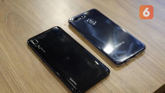 Tampilan belakang Huawei Y7 Pro 2019 dan Realme 2