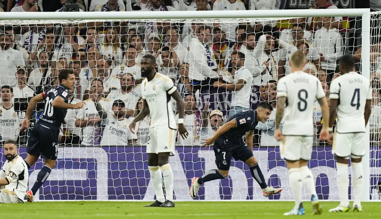 Striker Real Sociedad, Ander Barrenetxea (ketiga kanan) mencetak gol ke gawang Real Madrid pada laga pekan kelima Liga Spanyol 2023/2024 di Santiago Bernabéu Stadium, Madrid, Senin (18/9/2023) dini hari WIB. (AP Photo/Jose Breton)