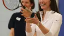Senyum Duchess of Cambridge, Kate Middleton ketika ambil bagian dalam latihan tenis di Sekolah Tinggi Craigmount, Skotlandia, Inggris, Rabu (24/2). Dalam latihan ini, Kate dibimbing ibu dari petenis dunia Andy Murray, Judy. (REUTERS/Andrew Milligan/pool)