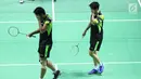 Ganda campuran Indonesia, Tontowi Ahmad/Liliyana Natsir mengelap wajah saat melawan Tan Kian Meng/Lai Pei Jing (Malaysia) pada babak pertama Indonesia Open 2018 di Istora GBK, Jakarta, Selasa (3/7).(Liputan6.com/Helmi Fithriansyah)