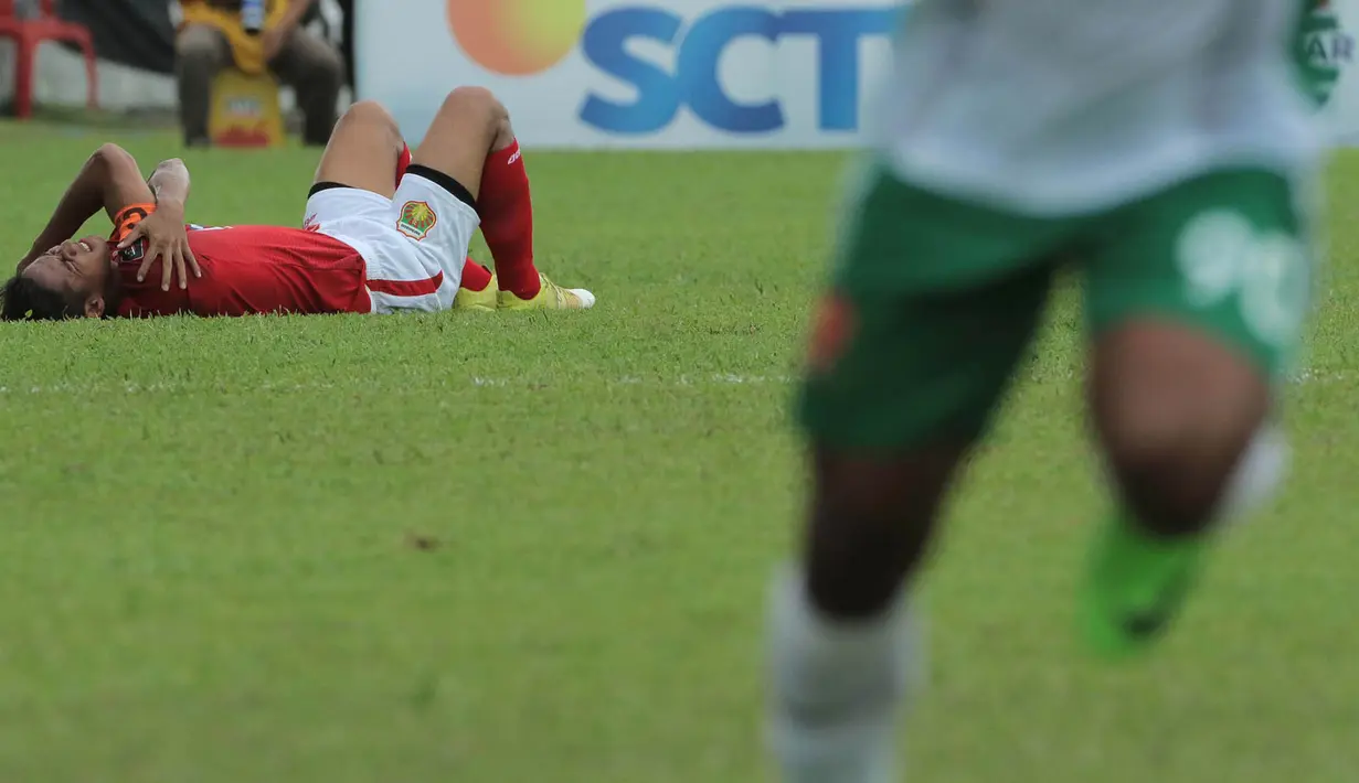 Kapten Bhayangkara FC, Indra Kahfi Ardhiyasa, tampak kesakitan saat melawan PS TNI pada laga Piala Presiden 2017 di Stadion Kanjuruhan, Malang, Sabtu (11/7/2017). Bhayangkara FC menang 2-1 atas PS TNI.(Bola.com/Reza Bachtiar)